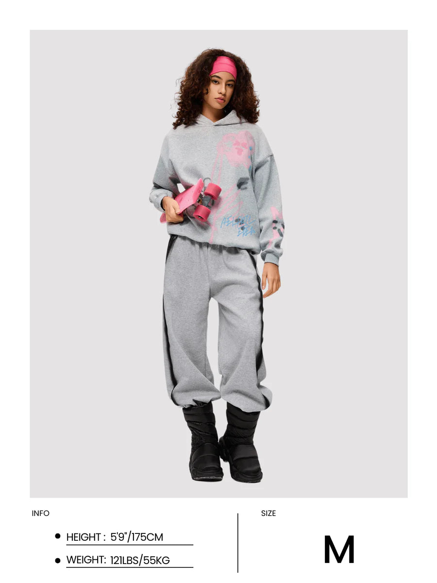 Pantalones deportivos holgados con corazon de grafiti