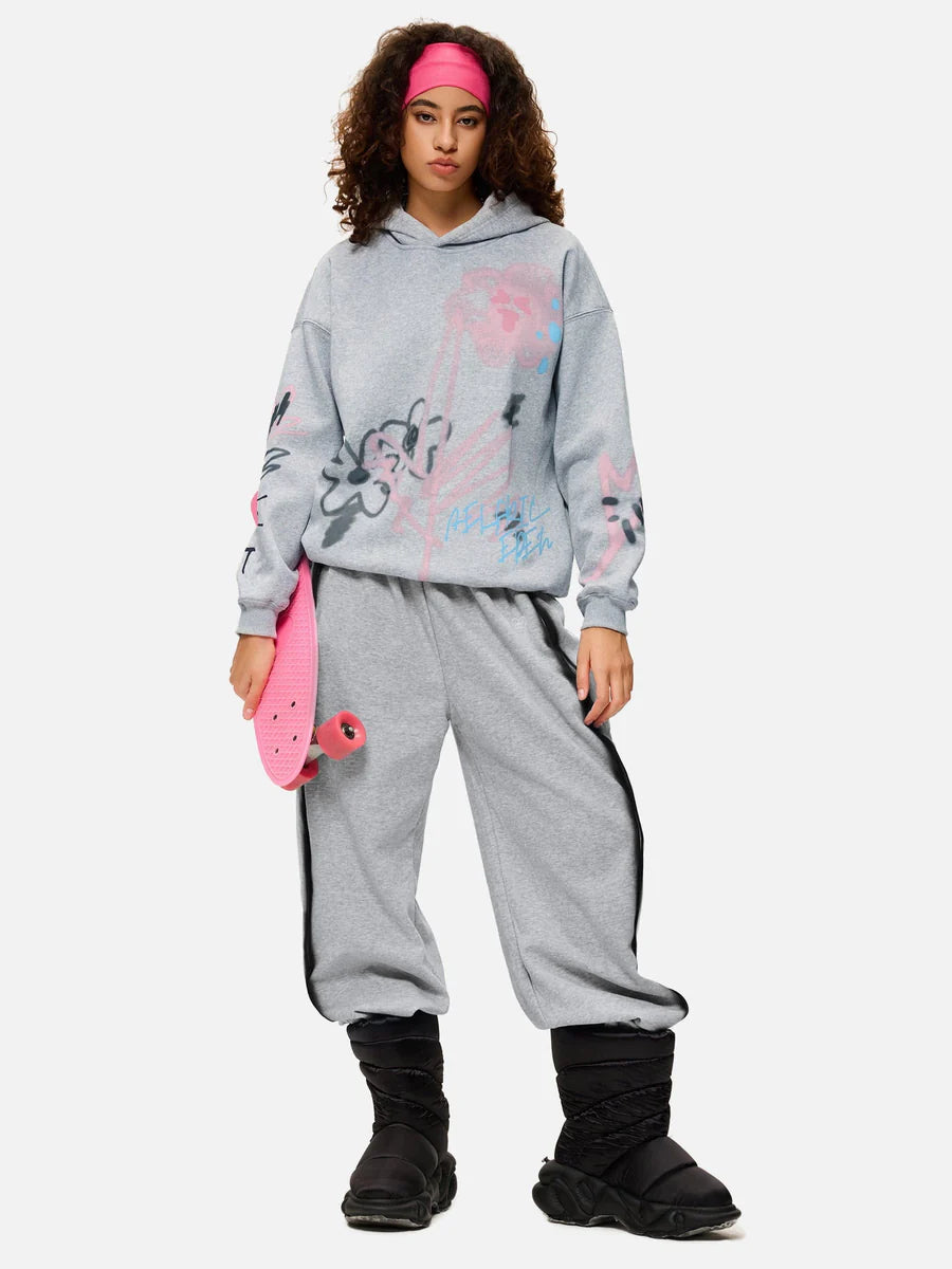 Pantalones deportivos holgados con corazon de grafiti
