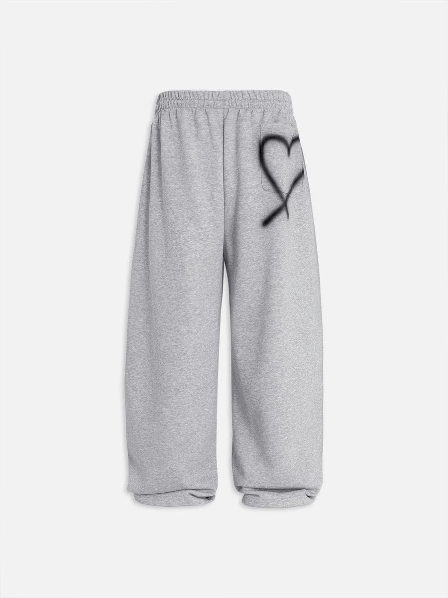 Pantalones deportivos holgados con corazon de grafiti