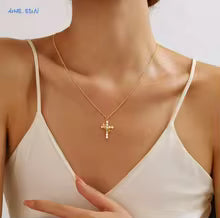 Collar Cruz Dorada Brillante – Eleva Tu Estilo con Luz Propia