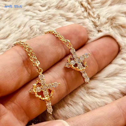 Collar Cruz Dorada Brillante – Eleva Tu Estilo con Luz Propia