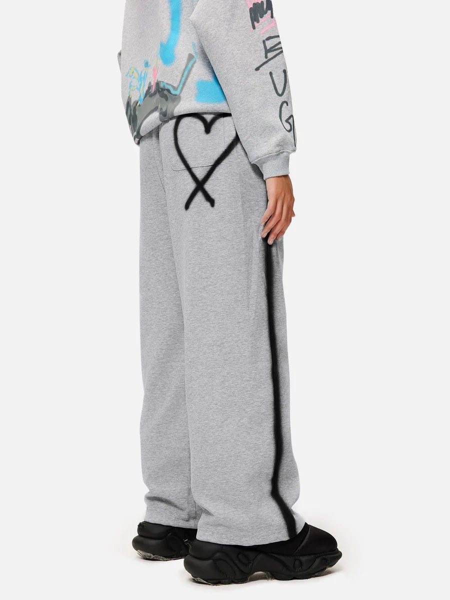Pantalones deportivos holgados con corazon de grafiti