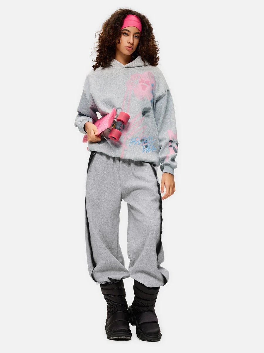 Pantalones deportivos holgados con corazon de grafiti
